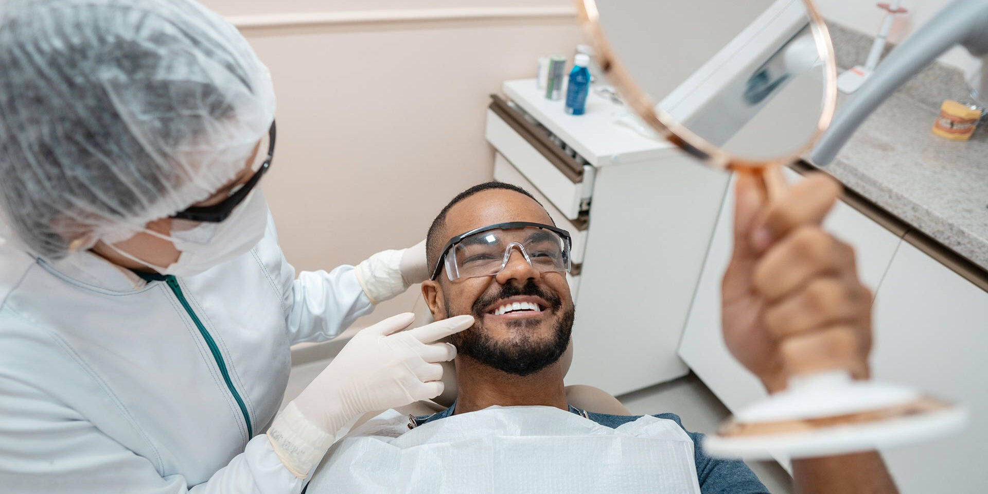 Dentist with a smiling patient in London, Ontario dental clinic checklist - dentist with a smiling patient in London, Ontario